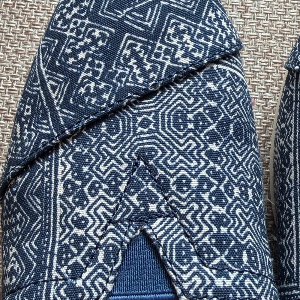 NWT TOMS Women’s Alpargata indigo Floral Hmong print Shoes Sz 7.5 - Picture 9 of 10